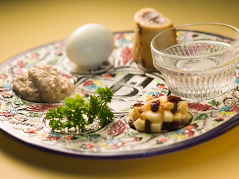 Seder plate - 6 Tips for a Healthier Passover