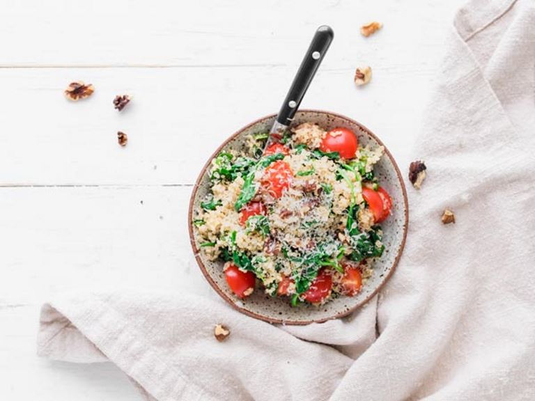 Simple Quinoa with Spinach, Tomatoes and Walnuts Recipe